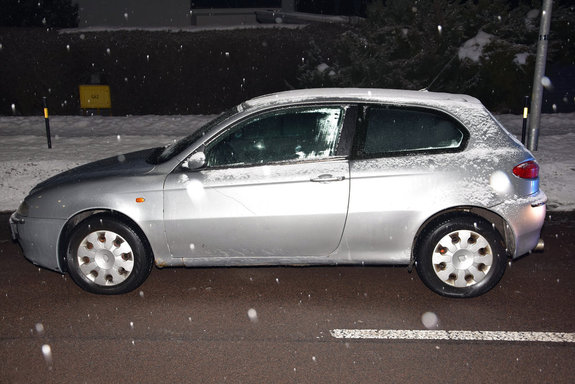 osobowy pojazd marki Alfa Romeo zaparkowany na poboczu drogi