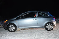 osobowy pojazd marki Opel zaparkowany na poboczu zaśnieżonej drogi