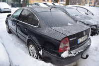 osobowy pojazd marki Volkswagen zaparkowany na zaśnieżonym parkingu obok innych aut osobowych