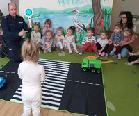 policjant i przedszkolaki w czasie spotkania profilaktycznego