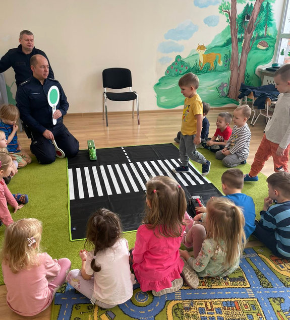 policjant i przedszkolaki w czasie spotkania profilaktycznego