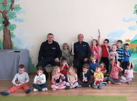 policjant i przedszkolaki w czasie spotkania profilaktycznego