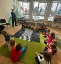 policjant i przedszkolaki w czasie spotkania profilaktycznego