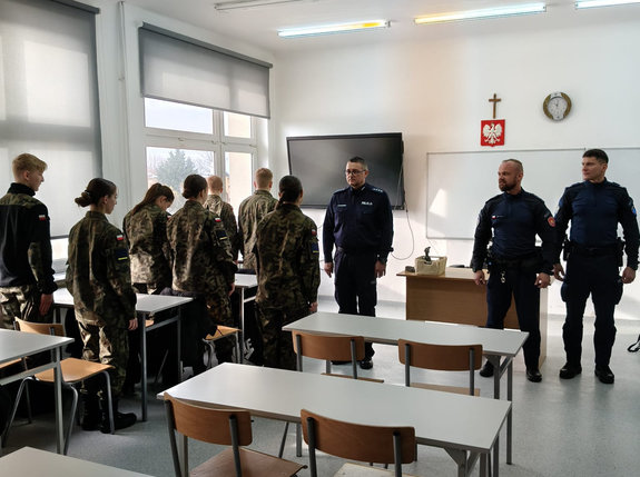 klasa mundurowa i policjanci w czasie zajęć z taktyki i technik interwencji