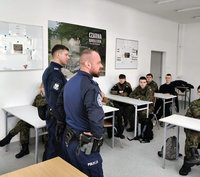 klasa mundurowa i policjanci w czasie zajęć z taktyki i technik interwencji