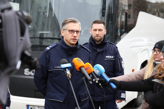 policyjny briefing prasowy dotyczący bezpiecznych ferii