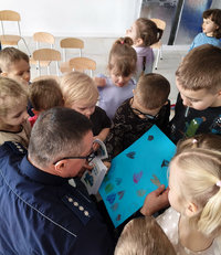 policjant w czasie spotkania profilaktycznego wśród dzieci