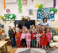 zdjęcie grupowe, policjantka z dziećmi w czasie spotkania profilaktycznego