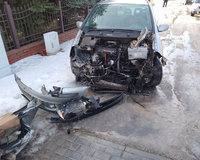 uszkodzony osobowy ford po uderzeniu w lokomotywę