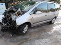 uszkodzony osobowy ford po uderzeniu w lokomotywę