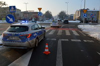 rondo i przejście dla pieszych, przed rondem stoi radiowóz a przed radiowozem osobowa skoda