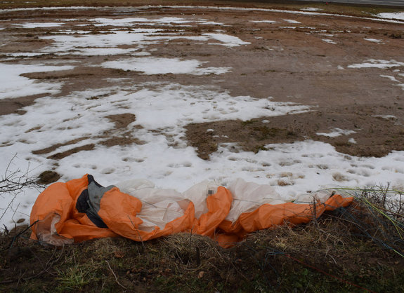 Miejsce zdarzenia z udziałem paralotniarza - na wzniesieniu widoczna jest paralotnia w kolorze biało-czerwonym