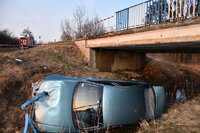 osobowe audi leży na boku w rzece