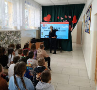 policjantka w czasie spotkania z uczniami w ramach kampanii Misja 112