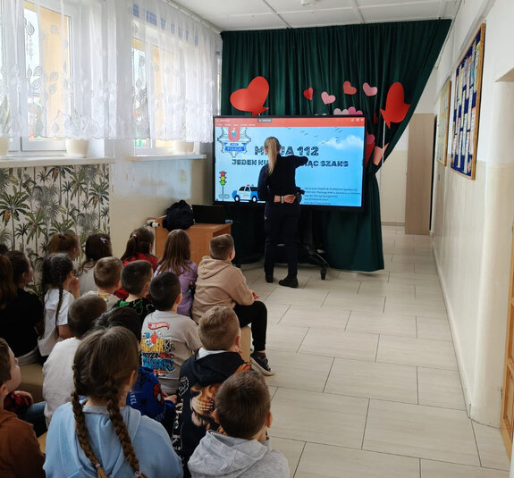 policjantka w czasie spotkania z uczniami w ramach kampanii Misja 112