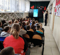 policjantka w czasie spotkania z uczniami w ramach kampanii Misja 112