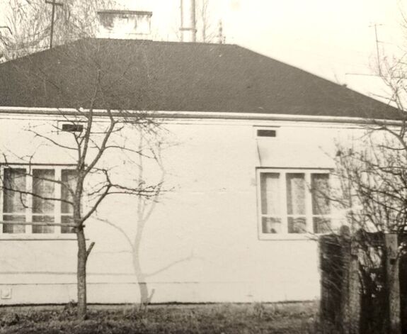 czarno - białe zdjęcie domu jednorodzinnego