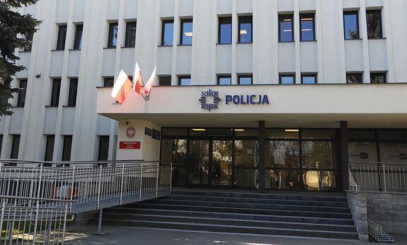 wejście do budynku Komendy Miejskiej Policji w Zamościu