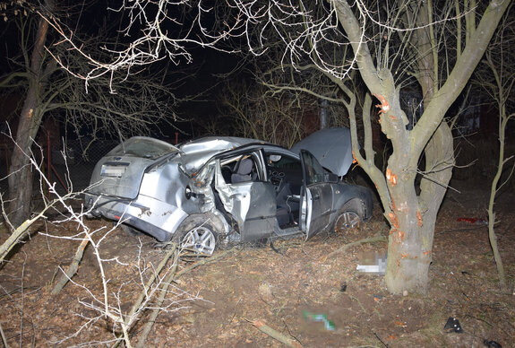 miejsce zdarzenia drogowego - widoczny uszkodzony samochód marki Ford koloru szarego