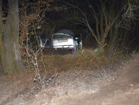 miejsce zdarzenia drogowego - widoczny uszkodzony samochód marki Ford koloru szarego