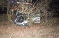 miejsce zdarzenia drogowego - widoczny uszkodzony samochód marki Ford koloru szarego