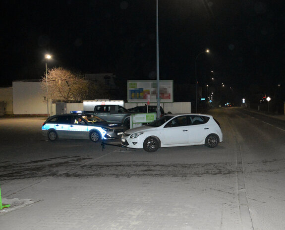 osobowy hyundai pod jego przodem leży przewrócona hulajnoga elektryczna, za tym pojazdem stoi radiowóz