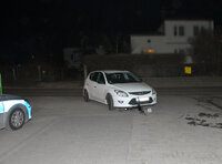 osobowy hyundai pod którym leży hulajnoga elektryczna, obok stoi radiowóz