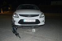 hulajnoga elektryczna leży pod osobowym hyundaiem