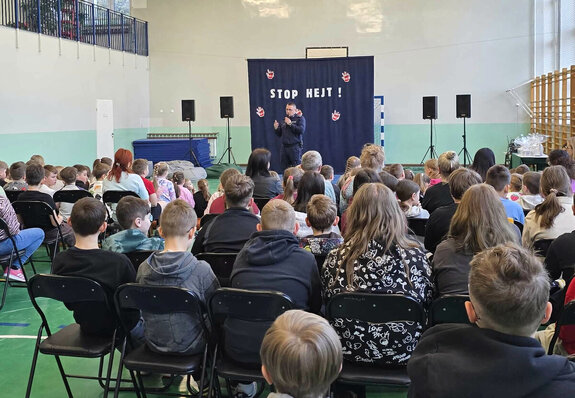 policjant prowadzi prelekcję skierowana do uczniów