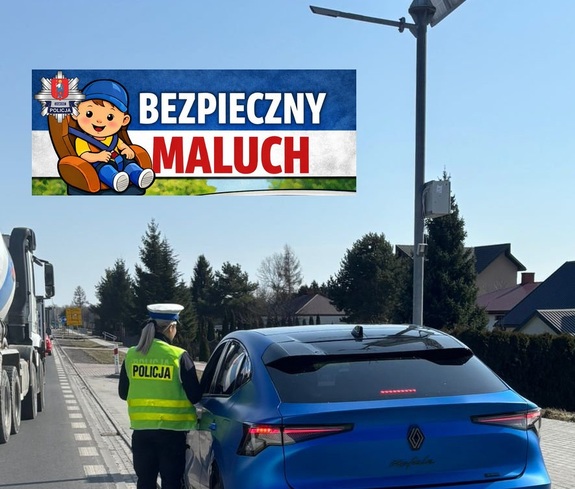 policjantka kontroluje samochó2d osobowy, w górnej części zdjęcia logo komendy Miejskiej Policji w Zamościu i napis Bezpieczny Maluch