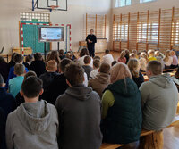 policjantka rozmawia z uczniami w czasie spotkania profilaktycznego w ramach akcji Misja 112