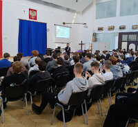 policjantka rozmawia z uczniami w czasie spotkania profilaktycznego w ramach akcji Misja 112