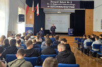 policjantka i policjant rozmawiają z uczniami w czasie spotkania profilaktycznego w ramach akcji Misja 112