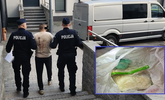 kolaż zdjęć dwaj policjanci doprowadzają zatrzymanego do radiowozu, wklejone zdjęcie leżącej w reklamówce białej skrystalizowanej substancji w postaci mefedronu