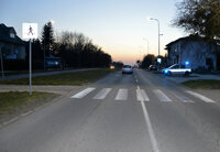 droga i przejście dla pieszych na którym została potrącona kobieta, za przejściem stoi osobowy hyundai a w bocznej uliczce radiowóz