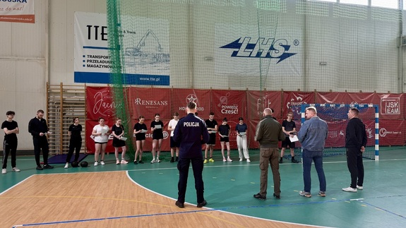 zdjęcie z testu sprawności fizycznej uczniów klasy o profilu mundurowej