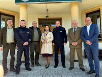 zdjęcie grupowe uczestników spotkania w Nadleśnictwie Zwierzyniec