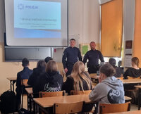 policjanci i uczniowie klasy o profilu mundurowym