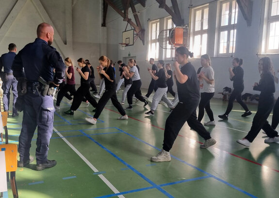 policjanci ćwiczą taktyki i techniki interwencji z uczniami  klasy o profilu mundurowym