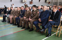 Uroczyste ślubowanie i święto Patrona szkoły, na krzesłach w rzędzie siedzą przedstawiciele służb mundurowych