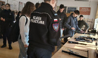 stoisko klasy policyjnej na Dniu Otwartym szkoły