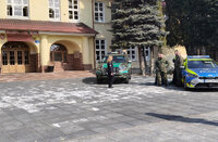 radiowozy służb przed szkołą