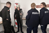dwie policjantki u uczniowie na stoisku policyjnym