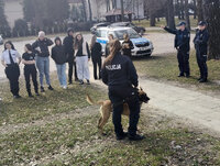 policjanci z psem oraz młodzież