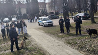 policjanci, dwa psy służbowe i młodzież