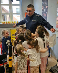 policjant i dzieci w czasie spotkania profilaktycznego w przedszkolu