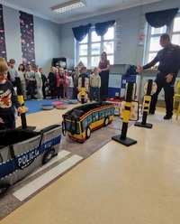 policjant dzieci tekstylne samochodziki i makieta drogi wraz z przejściem dla pieszych