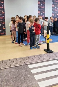 dzieci przed makietą przejścia dla pieszych