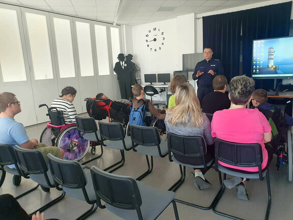 spotkanie policjanta z podopiecznymi Krok za Krokiem