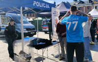 stoisko policyjne na festynie promującym idee rejestracji w bazie dawców szpiku